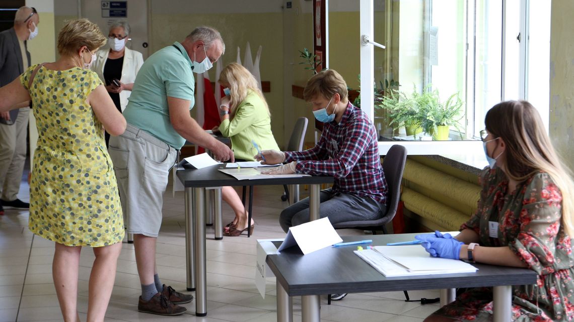 Trwa druga tura wyborów prezydenckich. Puławianie poszli do urn [zdjęcia]
