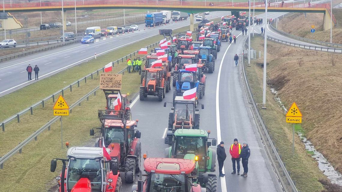 Trwa protest rolników. Zablokowane główne trasy w regionie (mapy)