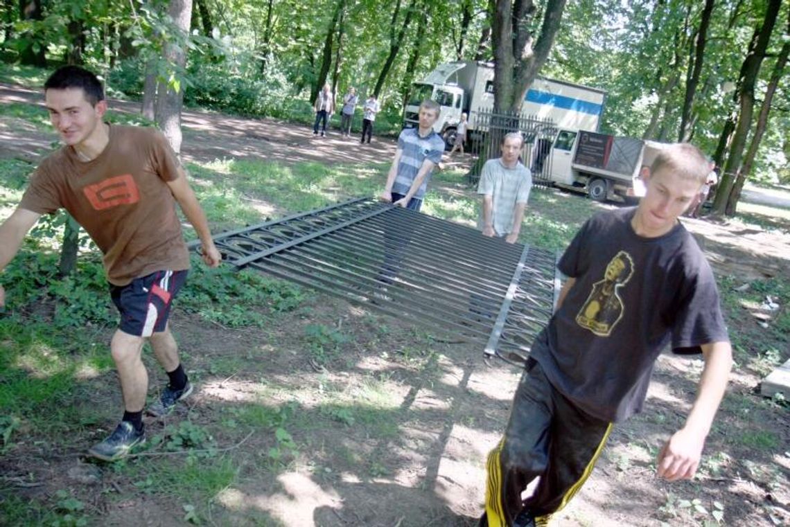 Trwa remont Ogrodu Saskiego. Wycinają drzewa, rozbierają alejki (zdjęcia, wideo) Trwa remont Ogrodu Saskiego. Wycinają drzewa, rozbierają alejki (zdjęcia, wideo)