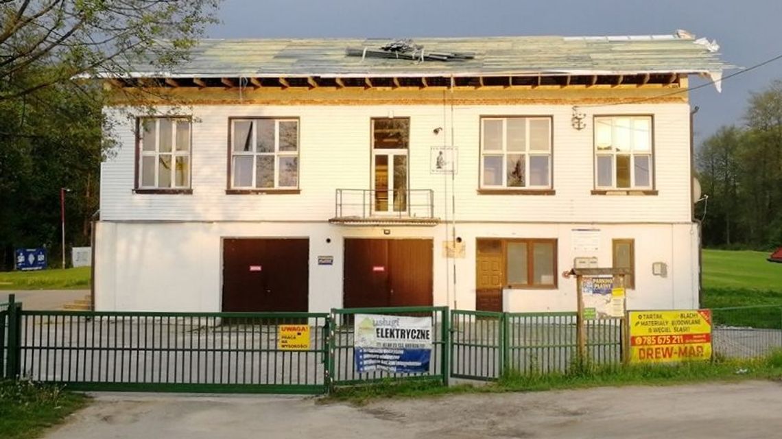 Trwa remont strażackiej remizy. Rozebrany został już stary dach