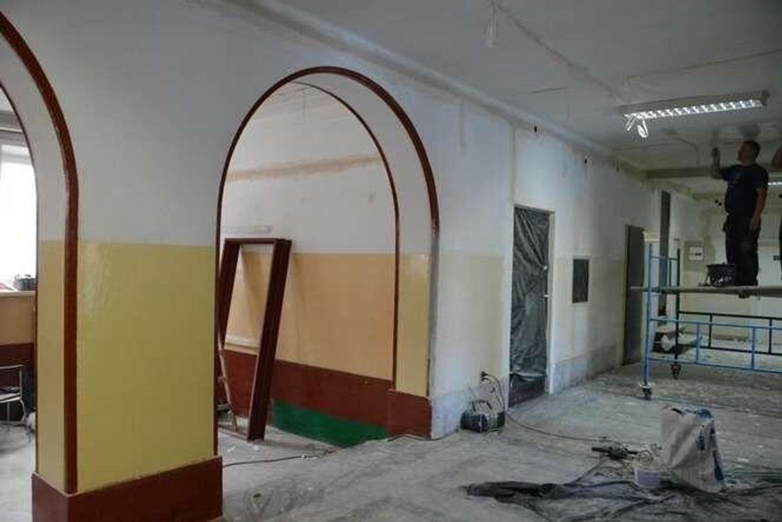 Trwa remont w Bialskim Centrum Kultury. W holu będzie ładniej