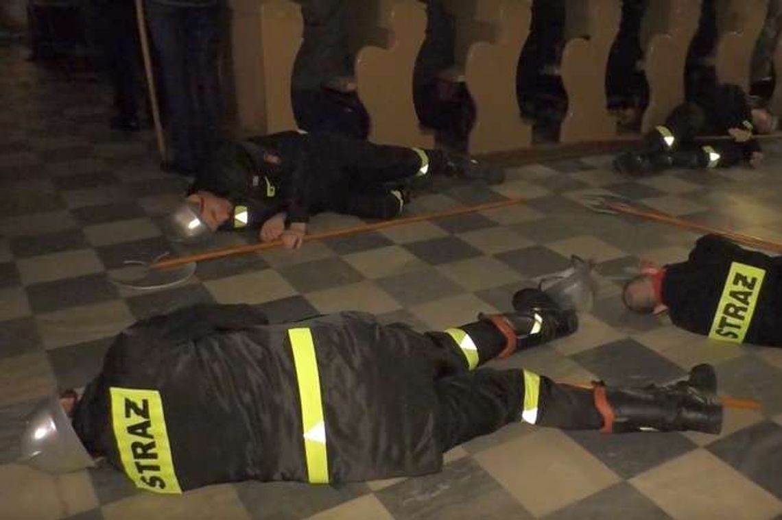 Trwa rezurekcja, a strażacy nagle padają na podłogę [wideo]