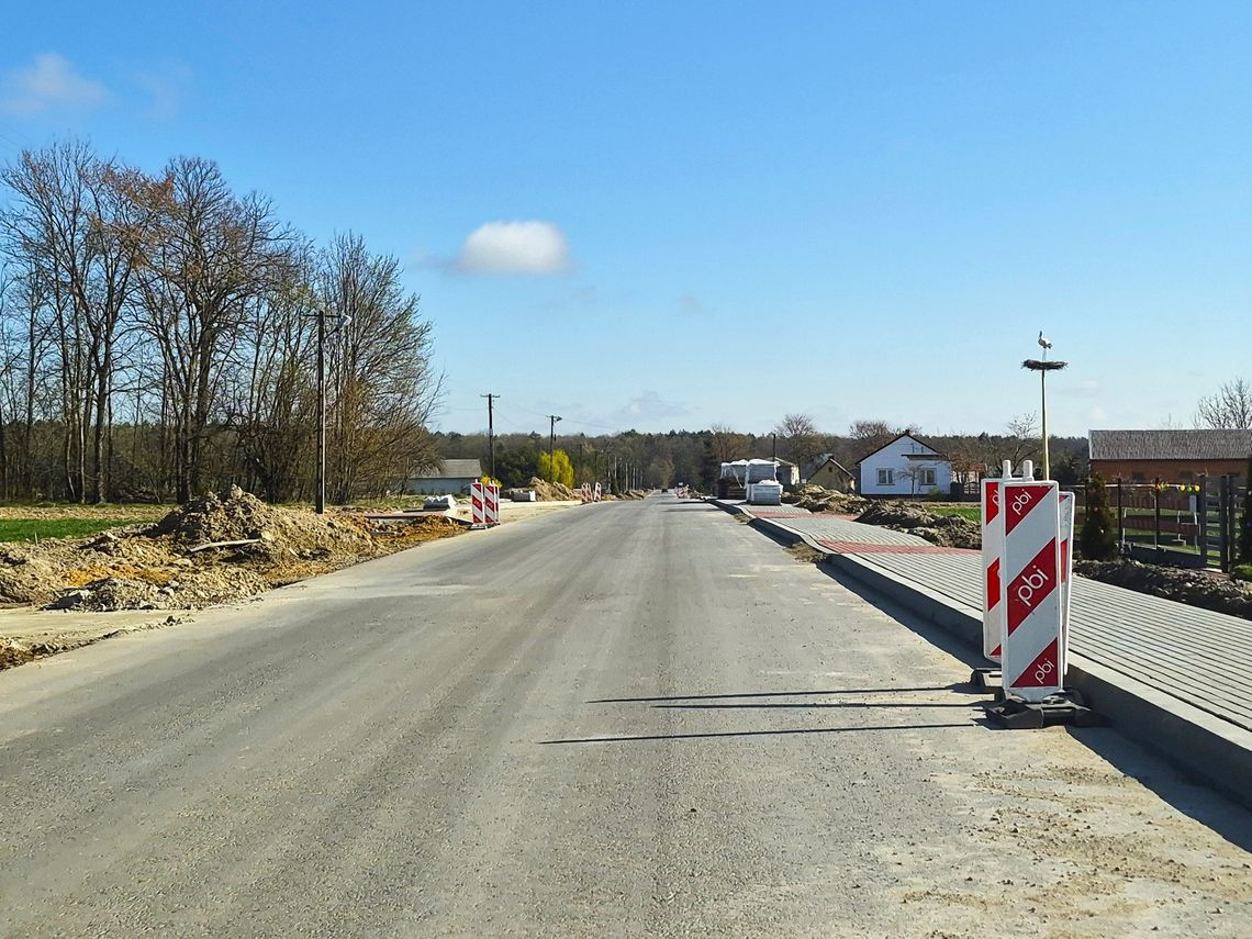 Trwa rozbudowa drogi Gałęzów - Zakrzówek. Inwestycja za blisko 15 mln zł