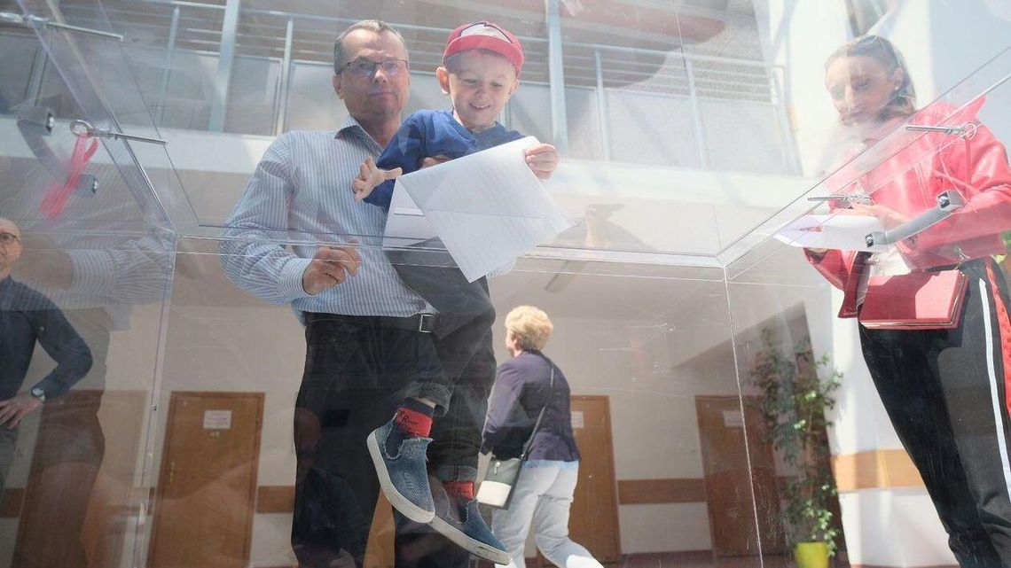 Trwają wybory do Parlamentu Europejskiego. PKW: Frekwencja na 17:00 wyniosła 32,51 proc.