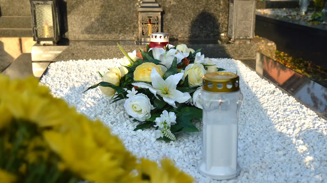 Trwałe dekoracje cmentarne – jak dobrać wiązanki, wkłady i wazony, by przetrwały cały sezon?