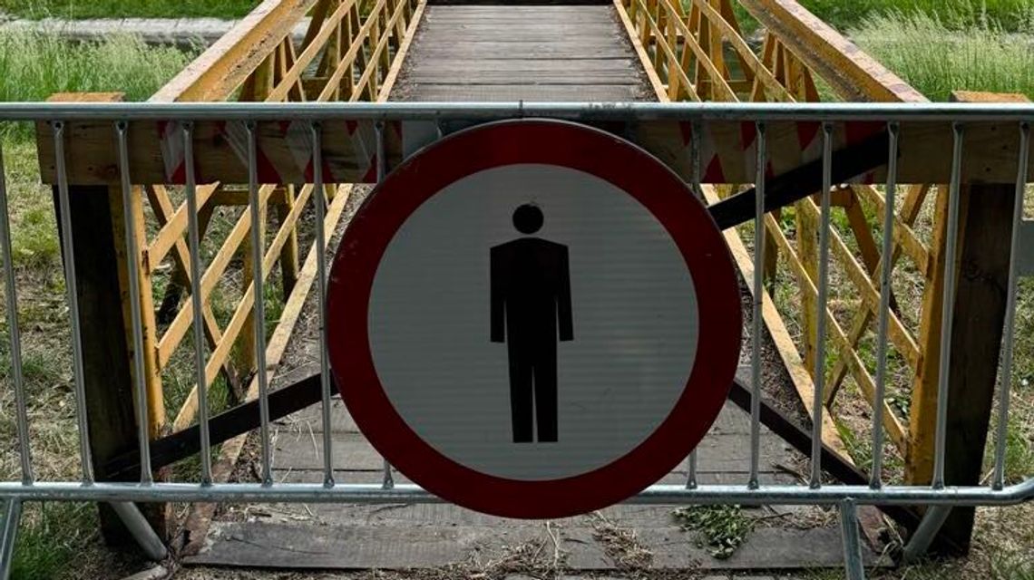 Trzeba chodzić naokoło. Mostek zamknięty na dłużej