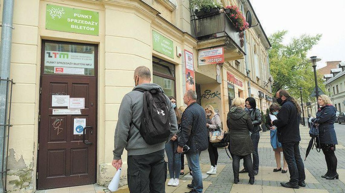 Trzeba się nastać w kolejce po Lubelską Kartę Miejską, żeby jeździć taniej po Lublinie