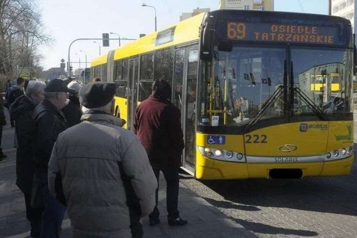 Trzech mężczyzn pobiło kontrolerów w autobusie