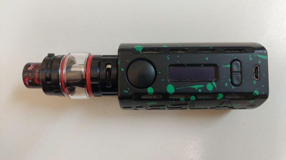 Trzech na jednego. Skok na e-papierosa