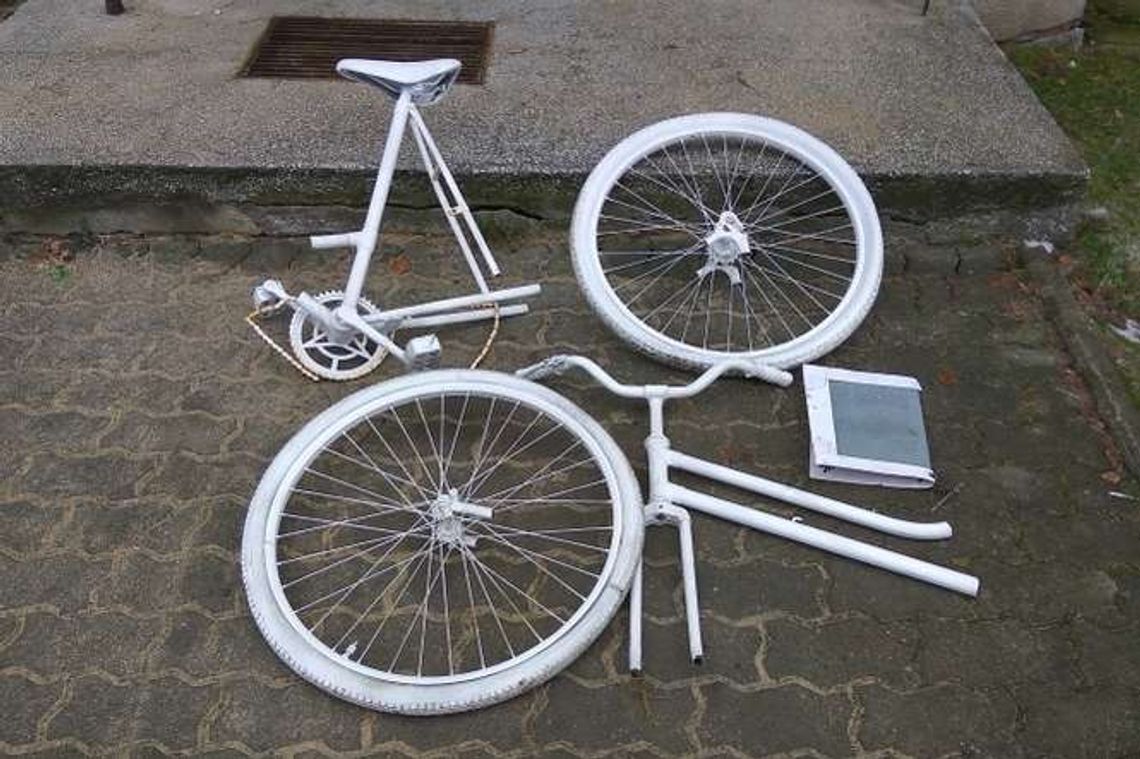 Trzeci raz w tym roku zniszczyli ghost bike'a. Ktoś go pociął i porzucił Trzeci raz w tym roku zniszczyli ghost bike'a. Ktoś go pociął i porzucił