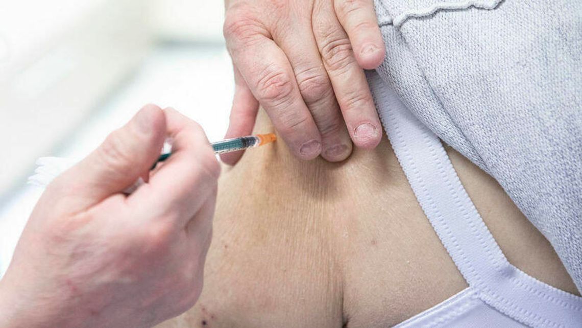 Trzecia dawka szczepionki przeciw COVID-19. Czy będzie dla wszystkich?