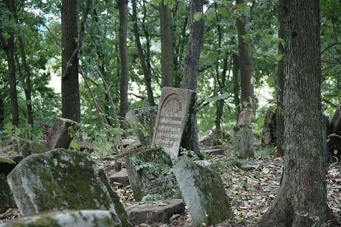 Trzej mężczyźni skazani za antysemickie okrzyki na cmentarzu żydowskim