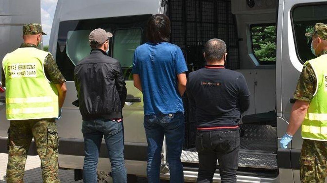 Trzej Uzbecy szli bez paszportów do Berlina. Zatrzymała ich Straż Graniczna Trzej Uzbecy szli bez paszportów do Berlina. Zatrzymała ich Straż Graniczna