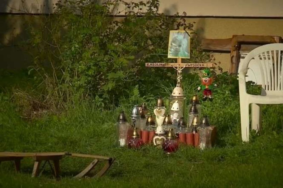 Trzepak przewrócił się na dziewczynkę. Zmarła po kilku dniach