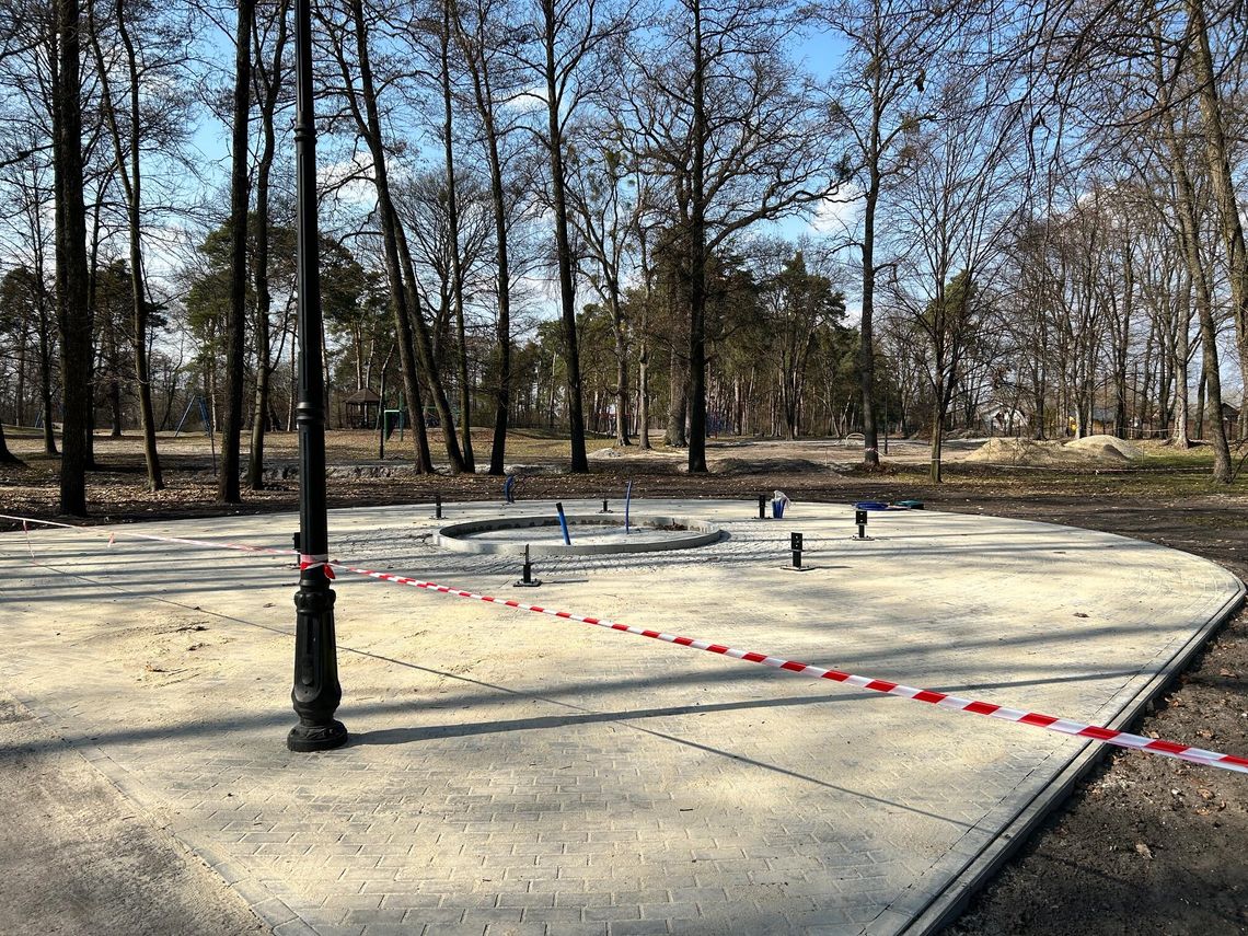 Trzy inwestycje w Parku Miejskim. Trwa budowa tężni, boiska i modernizacja amfiteatru