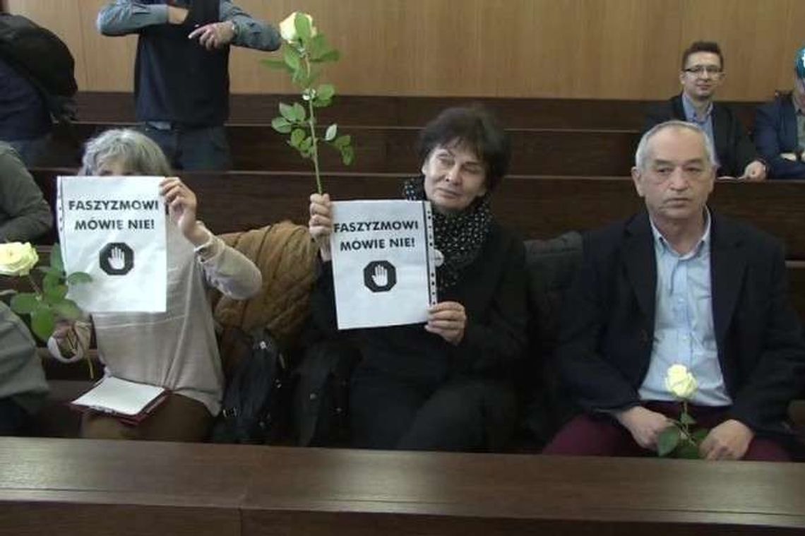 Trzy miesiące więzienia za spalenie kukły żyda na rynku