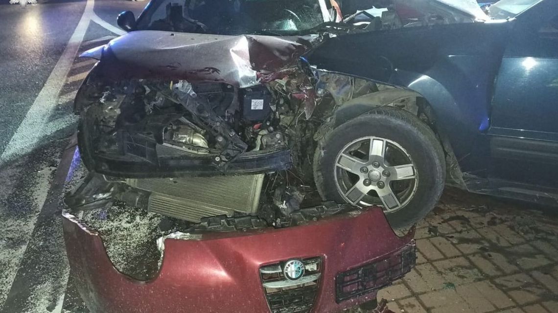 Trzy osoby ranne w wypadku w Łęcznej. Samochody dosłownie się w siebie wbiły