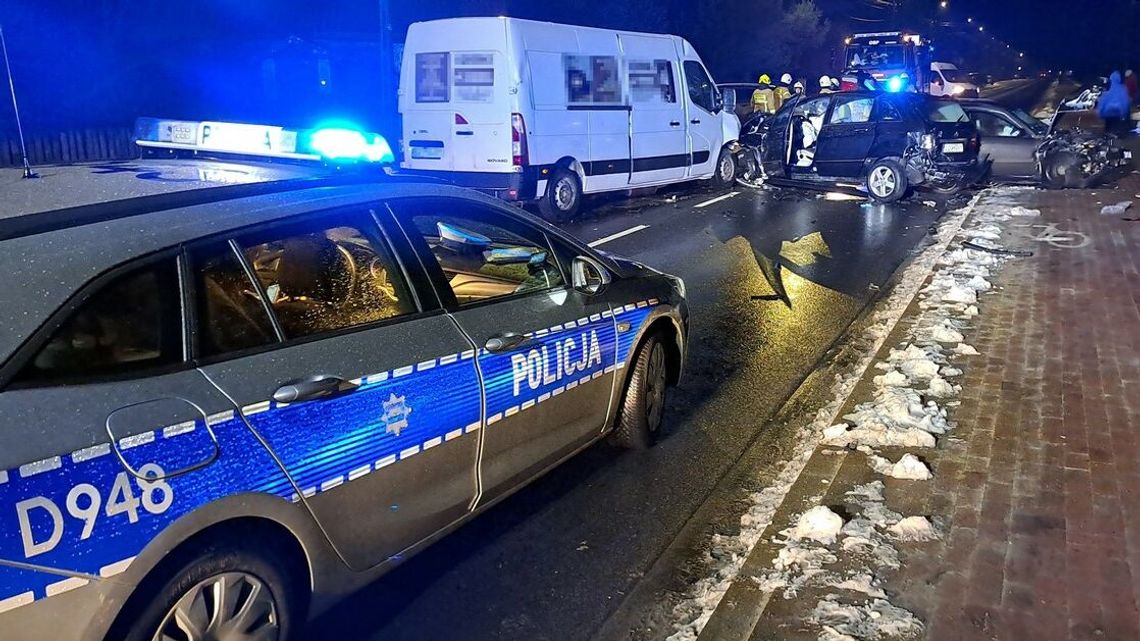 Trzy osoby w szpitalu po czołówce z busem. Jego kierowca miał 2,5 promila