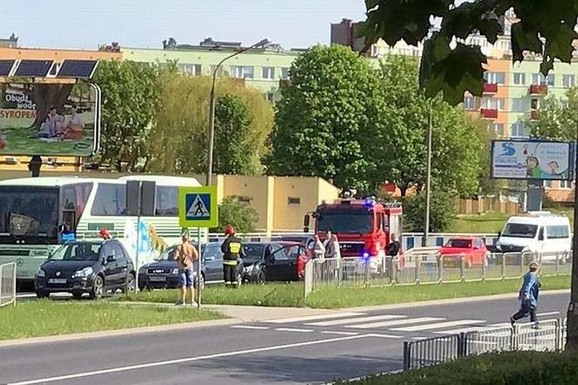 Trzy samochody się zatrzymały, czwarty już nie. Wypadek na al. Smorawińskiego w Lublinie