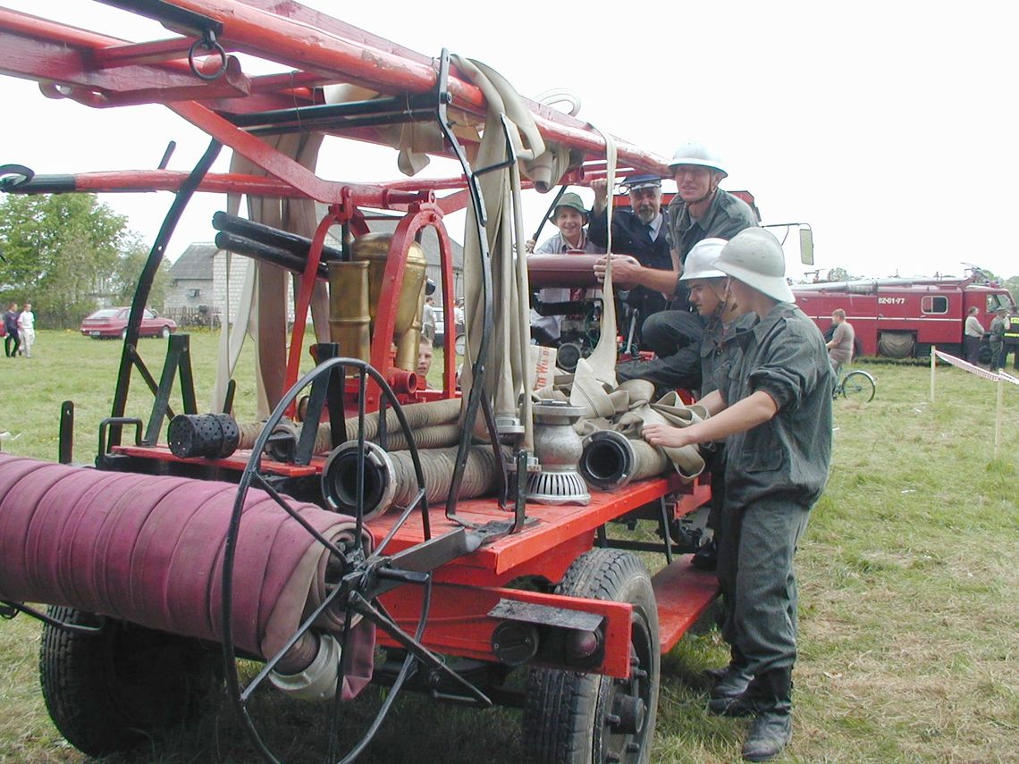 Trzynaście drużyn w akcji z sikawkami