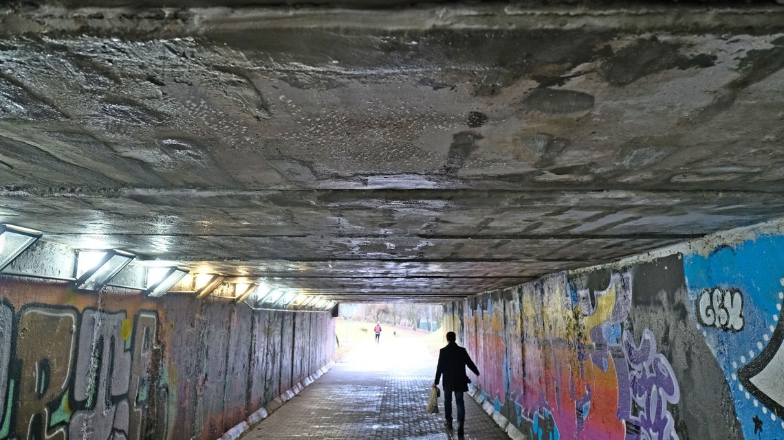 Tunel pod ulicą Jana Pawła II straszy mieszkańców. Miasto zapewnia, że wszystko jest pod kontrolą