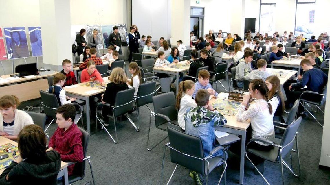 Turniej Misia Wojtka w lubelskim IPN. Uczniowie grali w planszówkę