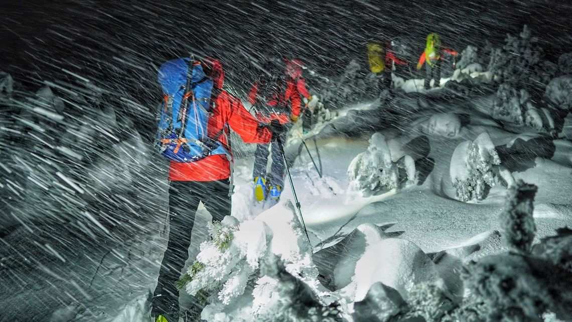 Turyści musieli spędzić noc w Tatrach. Wykopali jamę w śniegu Turyści musieli spędzić noc w Tatrach. Wykopali jamę w śniegu
