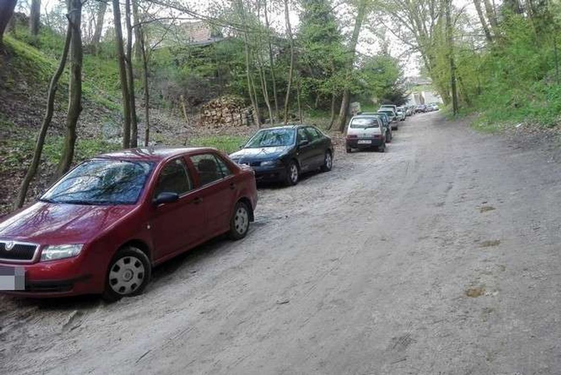 Turyści w Kazimierzu Dolnym parkują "na dziko". Ale zmieni się organizacja ruchu