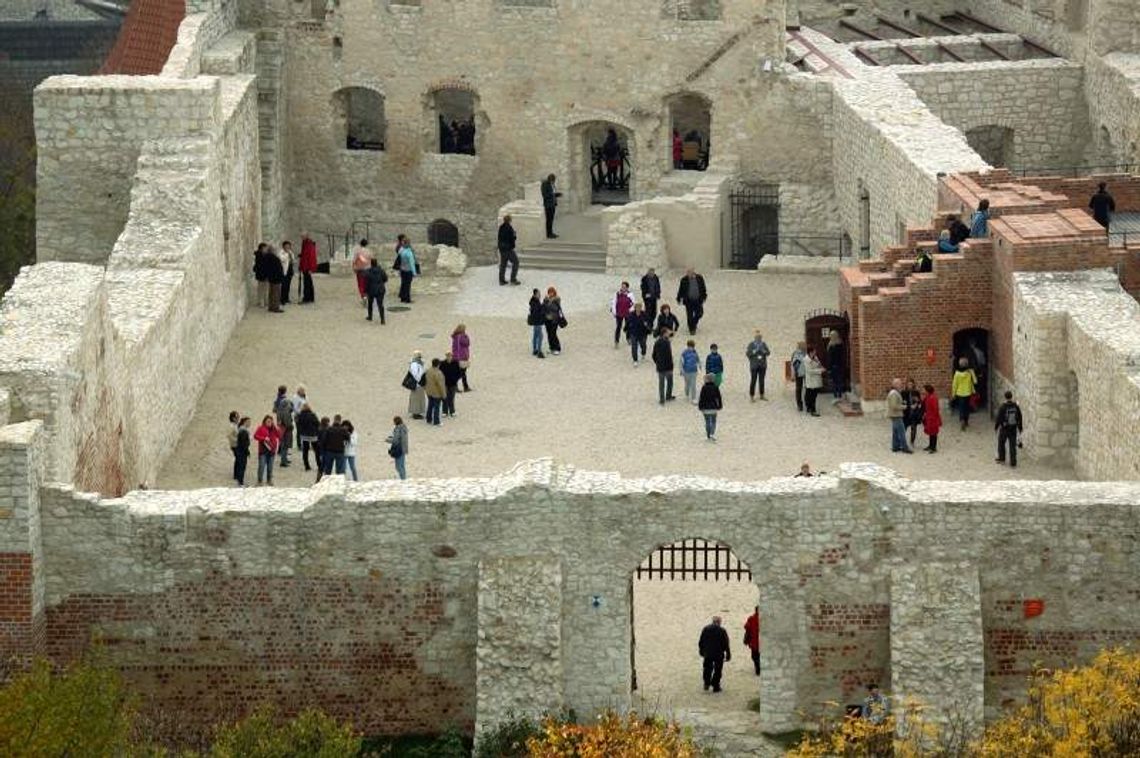 Turyści znów na zamku w Kazimierzu. Po czterech latach Turyści znów na zamku w Kazimierzu. Po czterech latach
