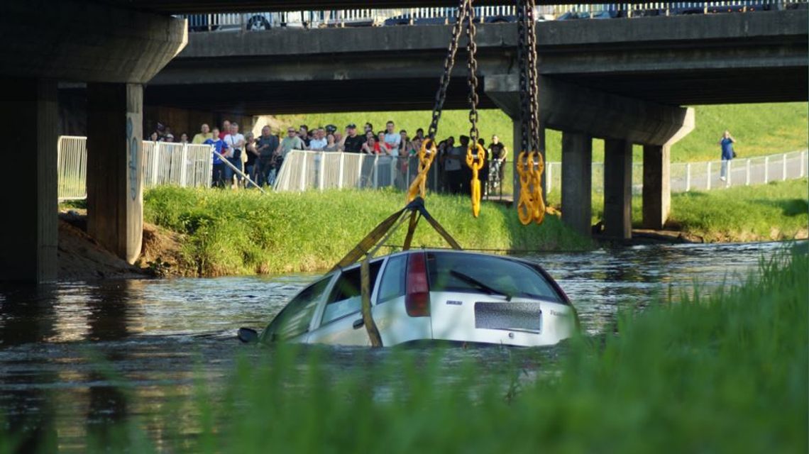 Turystyczna: Samochód wjechał do rzeki. Dwie osoby ranne (zdjęcia)