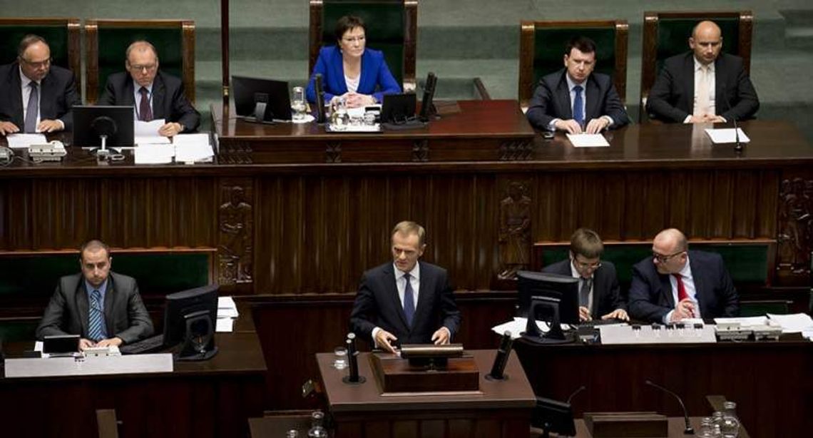 Tusk wnioskuje o wotum zaufania, przeprasza za "bulwersujące zachowania"