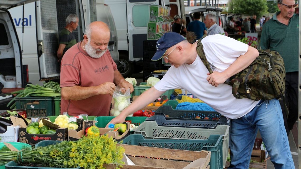 Tutaj inflacja nie straszy klientów? Ceny na targowisku