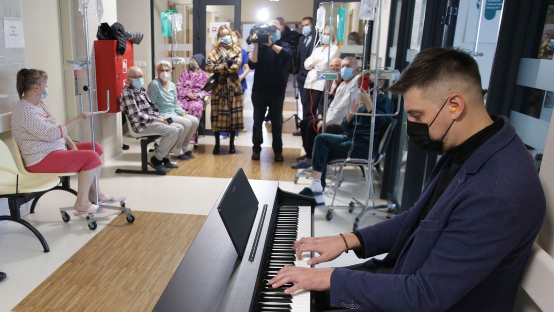 Tutaj pacjenci walczą z rakiem. Szpitalny korytarz salą koncertową