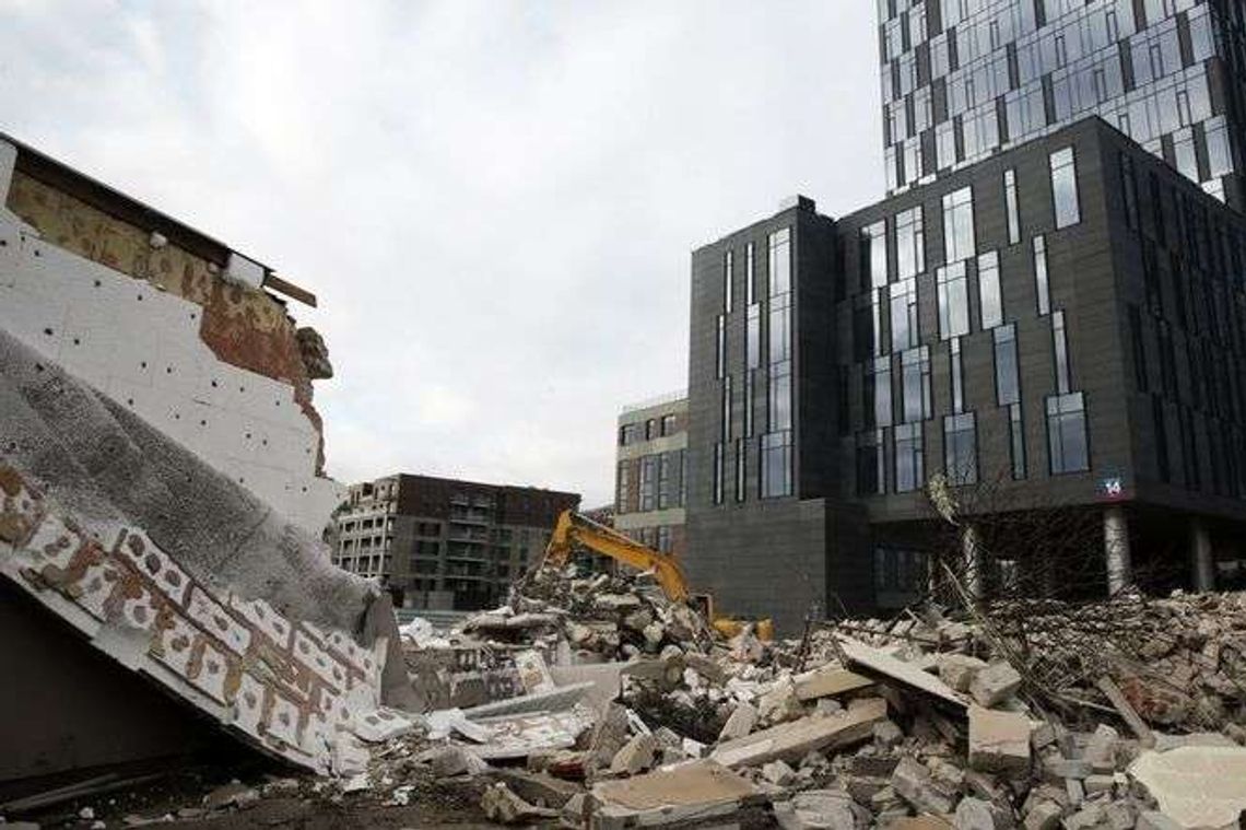 Tutaj stanie nowy wieżowiec. Rozbiórka budynku ZTM [zdjęcia]