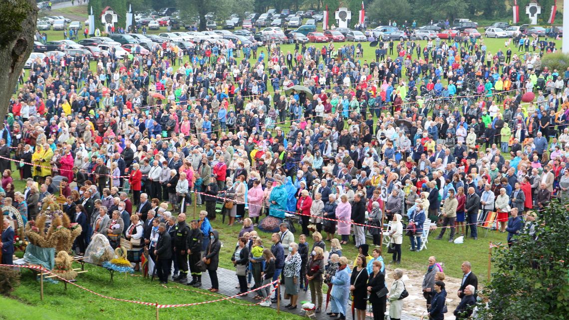 Tutaj została uzdrowiona pani Wanda i jej wnuczka. Tysiące pielgrzymów w Wąwolnicy Tutaj została uzdrowiona pani Wanda i jej wnuczka. Tysiące pielgrzymów w Wąwolnicy