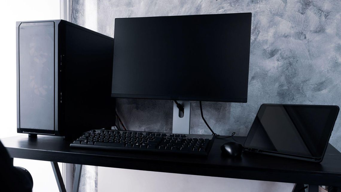 Twoje biurko jako dzieło sztuki - Minimalistyczny design i elegancja w świecie obudów komputerowych.