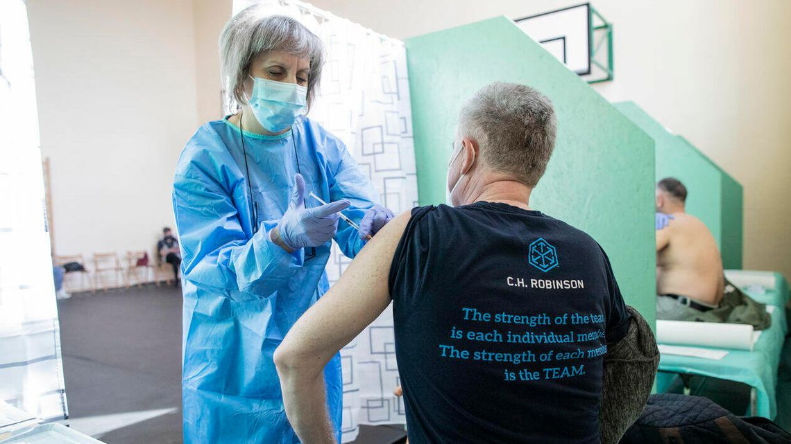 Twoje szczepienie AstrąZeneką może zostać odwołane. Są kłopoty z dostawami Twoje szczepienie AstrąZeneką może zostać odwołane. Są kłopoty z dostawami