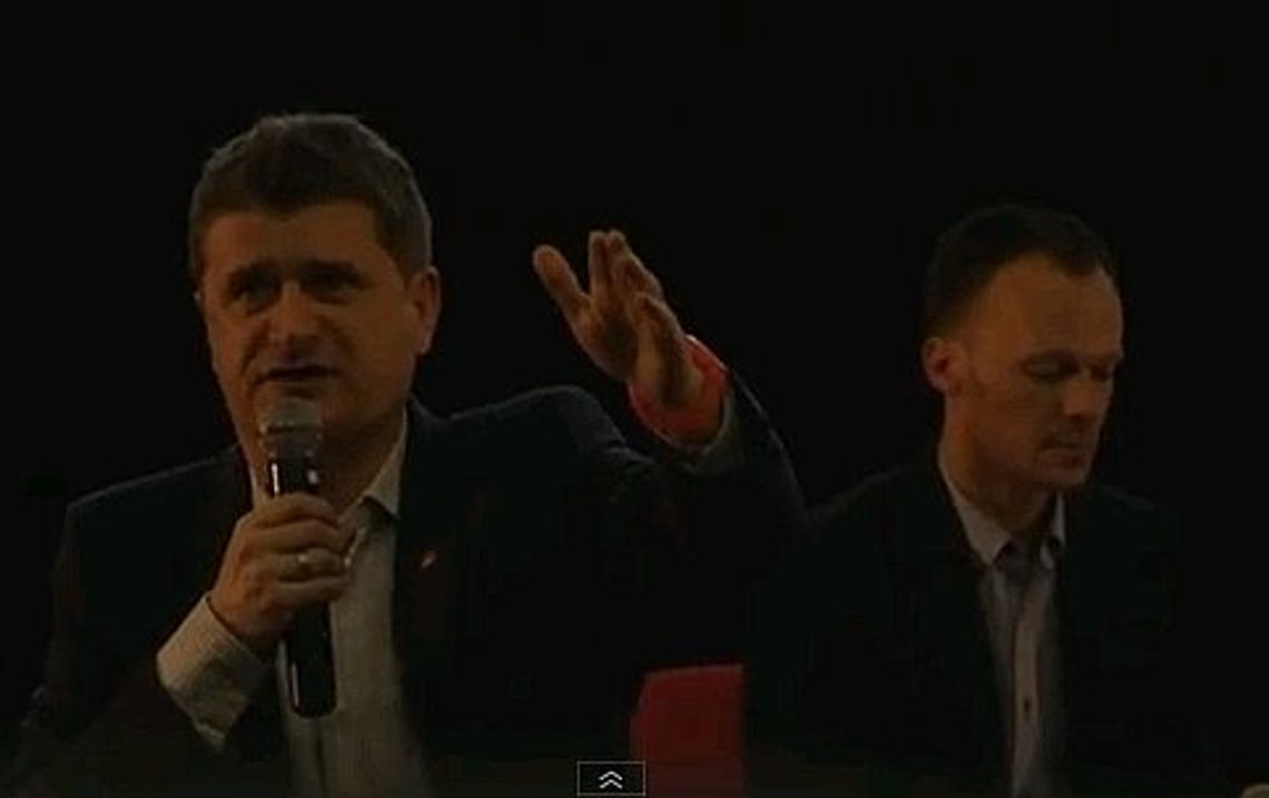 Tychy: Kibice i narodowcy zakłócili spotkanie z Palikotem. Ale później debatowali (wideo)
