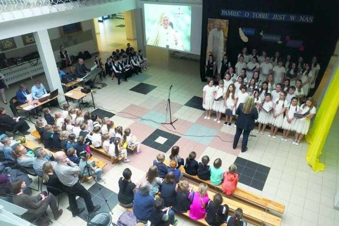 Tydzień Dialogu Międzypokoleniowego: Koncert w SP 51 w Lublinie Tydzień Dialogu Międzypokoleniowego: Koncert w SP 51 w Lublinie