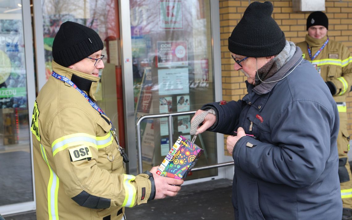 Tyle zebrała WOŚP w puławskim. Tym razem bez rekordu finał WOŚP w Puławach, mężczyzna wrzuca pieniądze do puszki