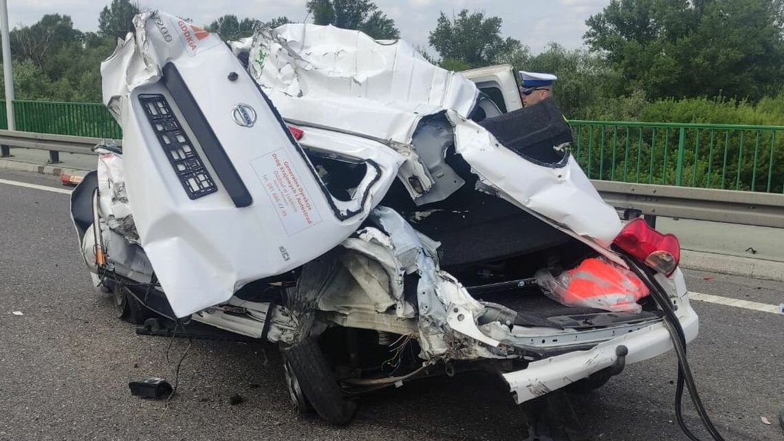Tyle zostało z samochodu GDDKiA po zmiażdżeniu przez ciężarówkę