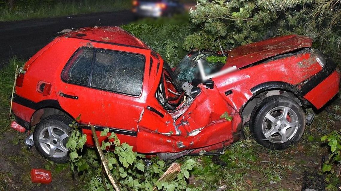 Tyle zostało z vokswagena golfa po dachowaniu. Kierowca ranny Tyle zostało z vokswagena golfa po dachowaniu. Kierowca ranny