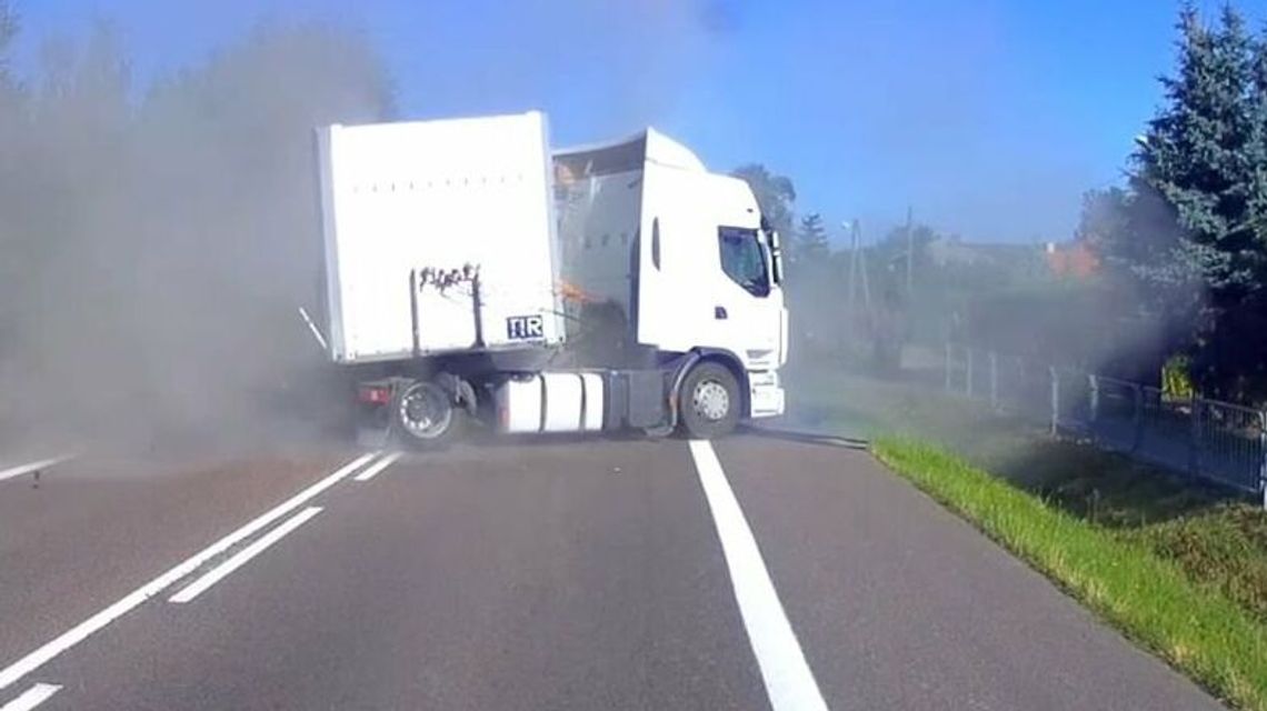 Tylko cudem nikt nie zginął. Osobówką prosto w tira. Nagranie