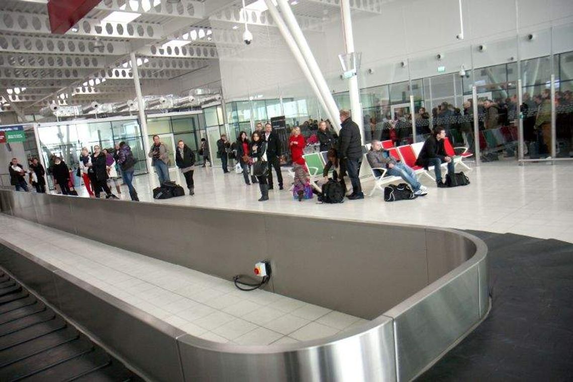 Tylko trzy czartery, a pasażerów mniej niż przed rokiem