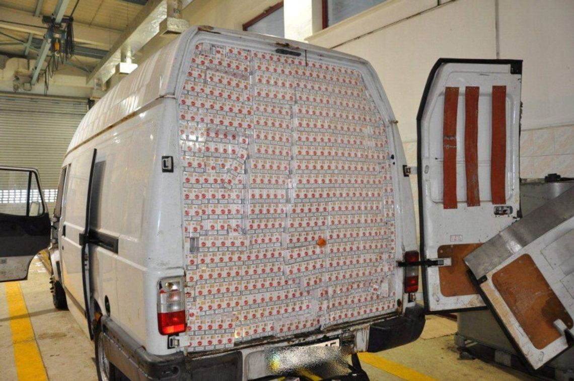 Tylne drzwi zespawane, a w środku atrapa Tylne drzwi zespawane, a w środku atrapa