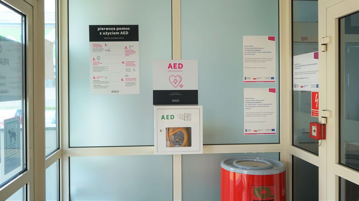 Tym urządzeniem możesz uratować życie. W Puławach pojawiło się ich pięć Tym urządzeniem możesz uratować życie. W Puławach pojawiło się ich pięć