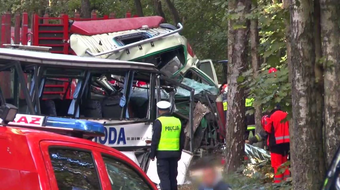 Tyrowo: Autobus szkolny zderzył się z ciężarówką. Dwie osoby nie żyją [wideo]