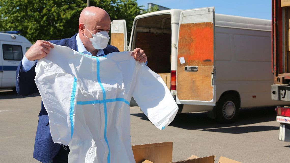 Tysiące kombinezonów, maseczek i przyłbic dotarły do Lublina. Trafią do szpitali w regionie