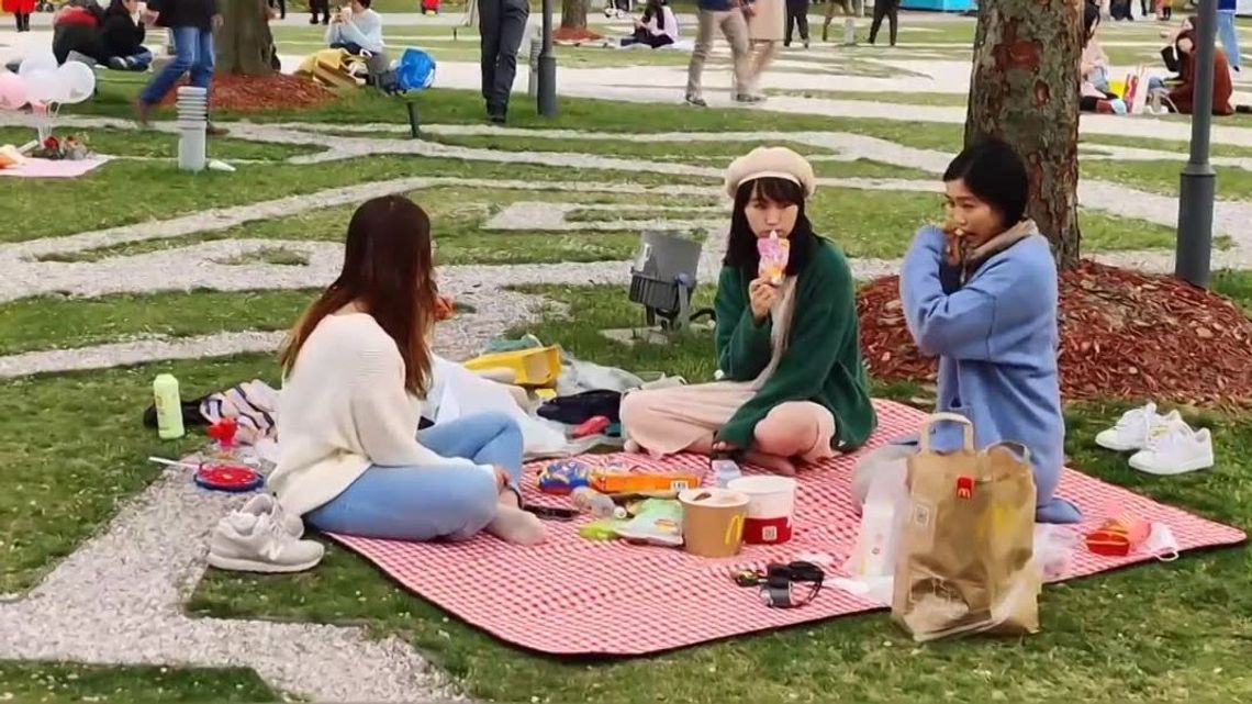 Tysiące ludzi w parkach w Szanghaju. Chińskie władze zmniejszają restrykcje Tysiące ludzi w parkach w Szanghaju. Chińskie władze zmniejszają restrykcje