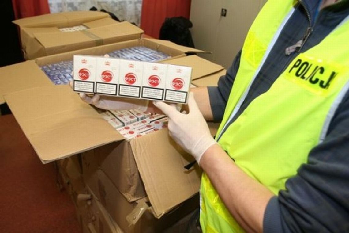 Tysiące paczek papierosów bez akcyzy na giełdzie w Elizówce (wideo)